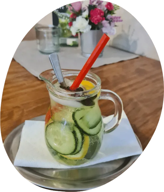 Domácí limonáda s okurkou a citronem ve džbánku