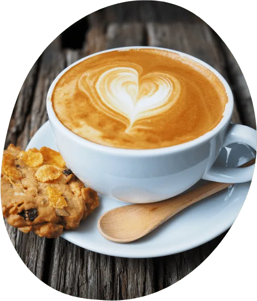 Cappuccino s latte art a sušenkou